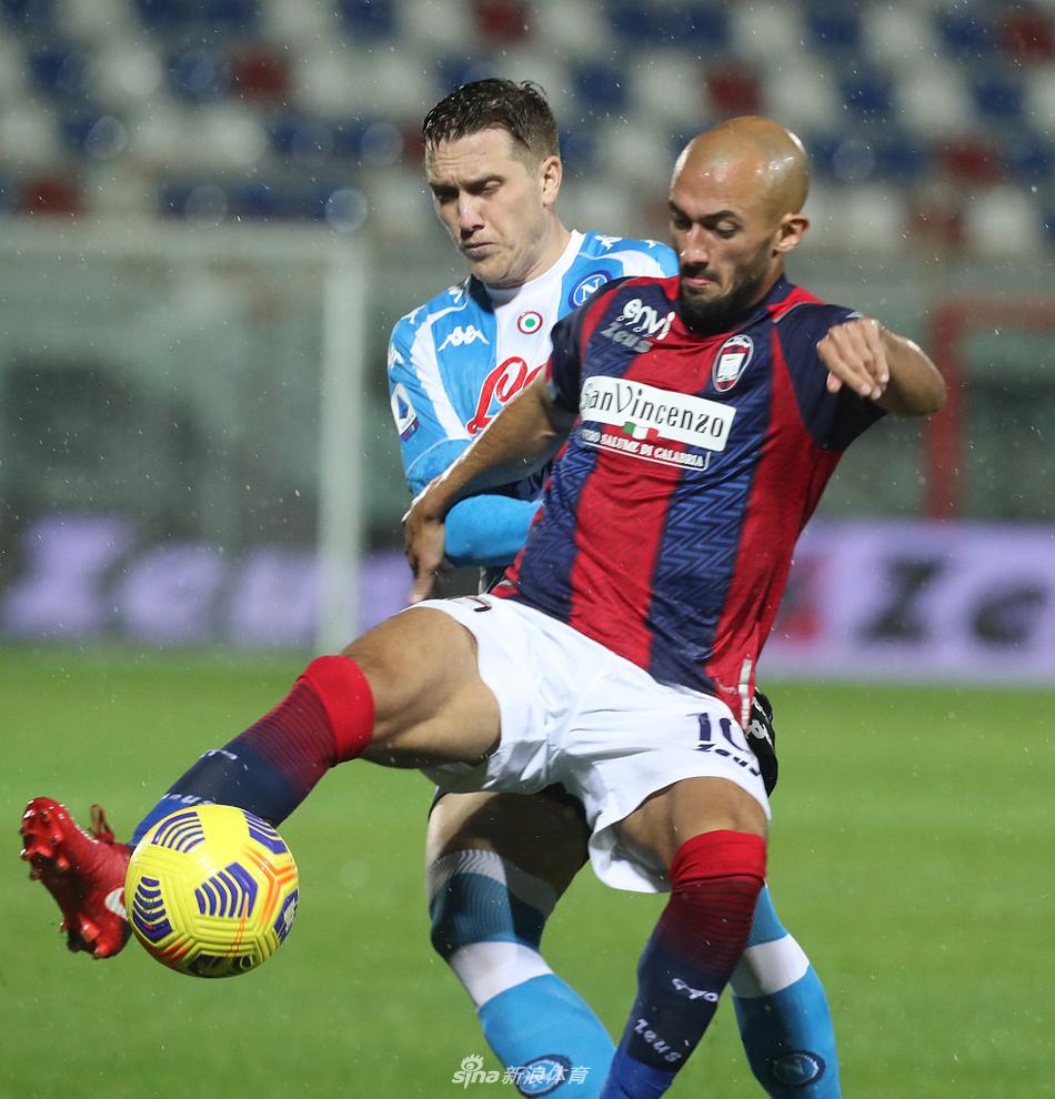 洛萨诺在无人盯防的情况下轻松停球，面对门将冷静推射远角得分瞬间