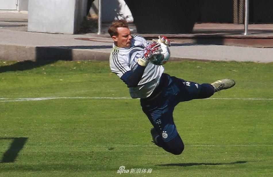 聚勒在训练中展现出了细腻的脚法，他正试图从侧方完成一次精准的拦截，高大的身躯下是日耳曼人独有的顽强与不屈，这次防守练习仿佛预示着未来他在后防线的定海神针作用。