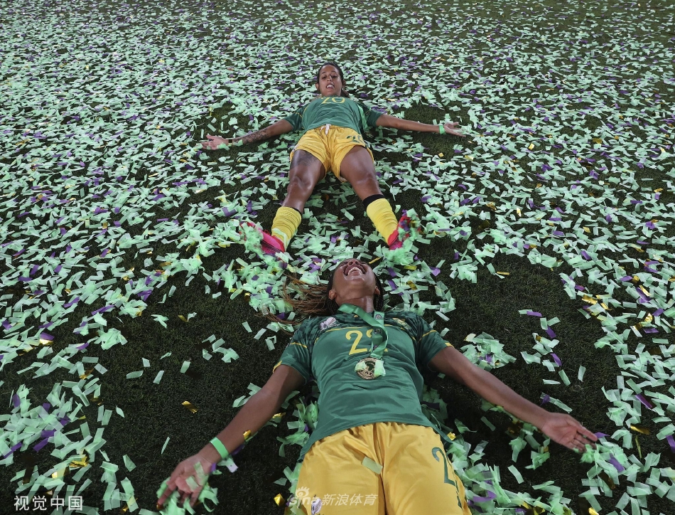 进球功臣希尔达·马盖亚张开双臂在场上飞奔庆祝，她的身影在球场灯光下拉出胜利的轨迹，周围是蜂拥而至准备拥抱她的队友。