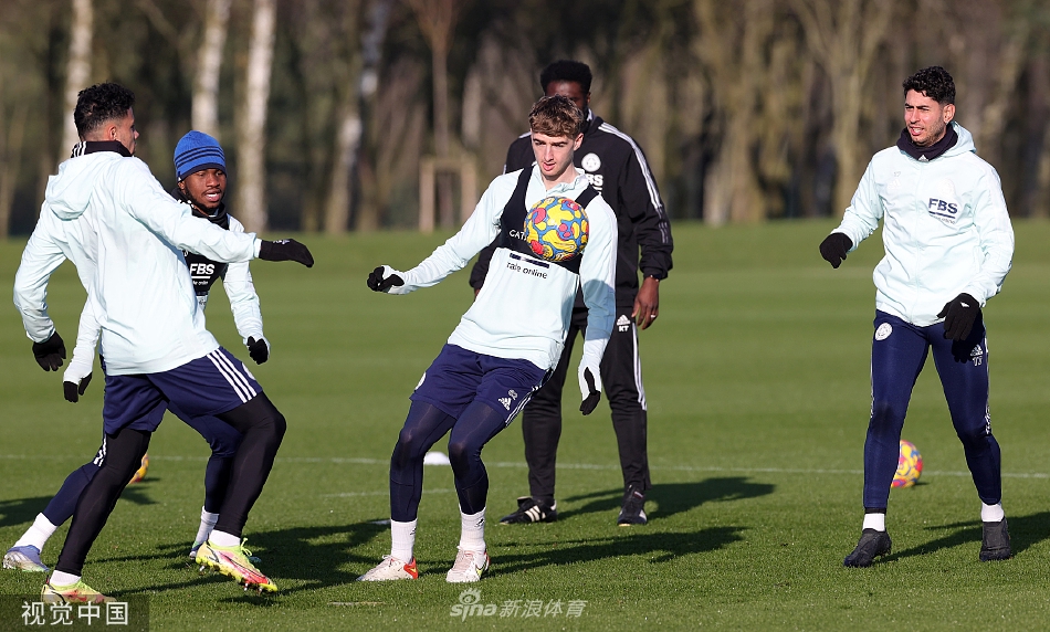 主教练罗杰斯与教练组在场边专注讨论战术，为关键战役做最后部署