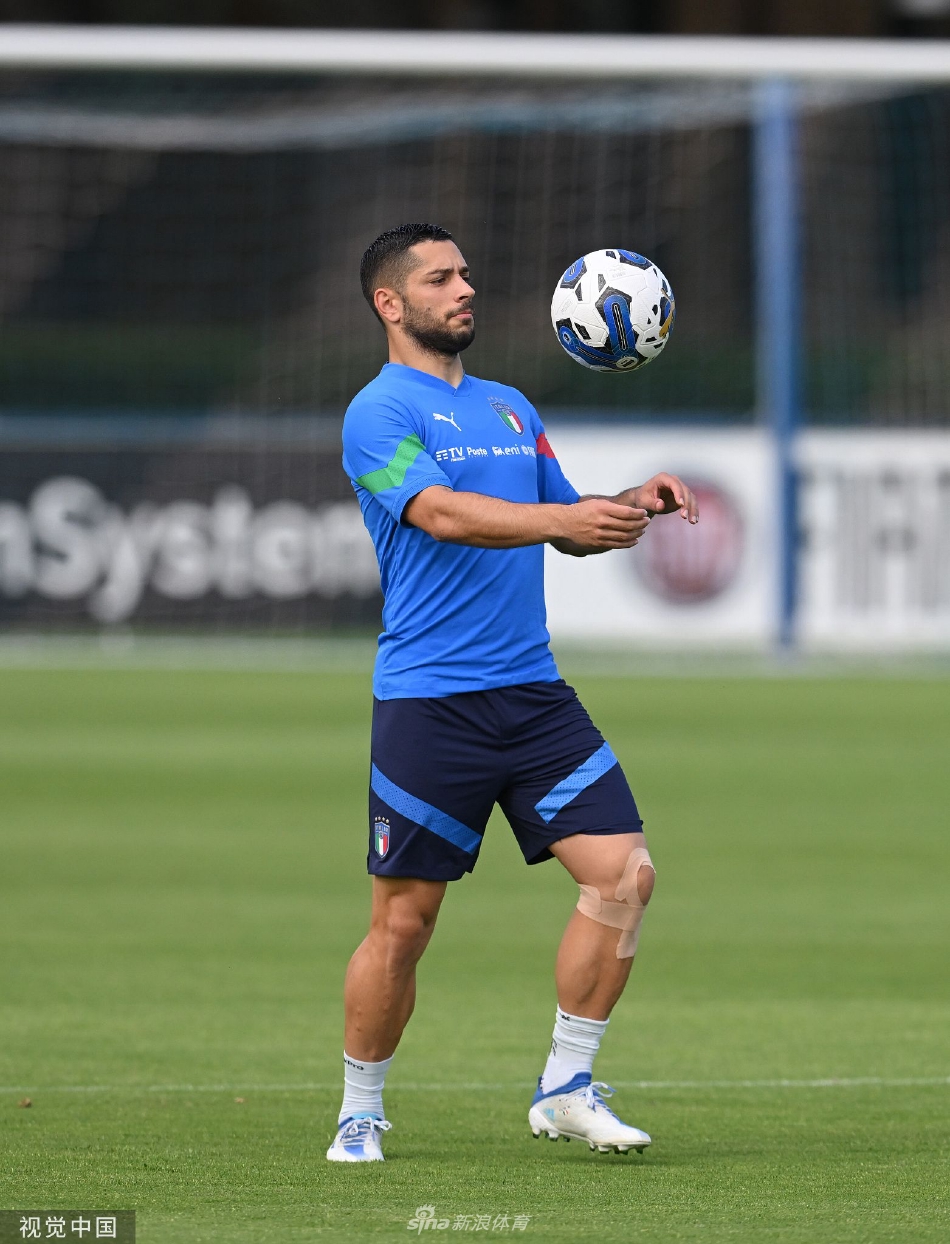 球星若日尼奥在训练中露出自信微笑，与队友轻松击掌，展现了更衣室内和谐积极的团队氛围。