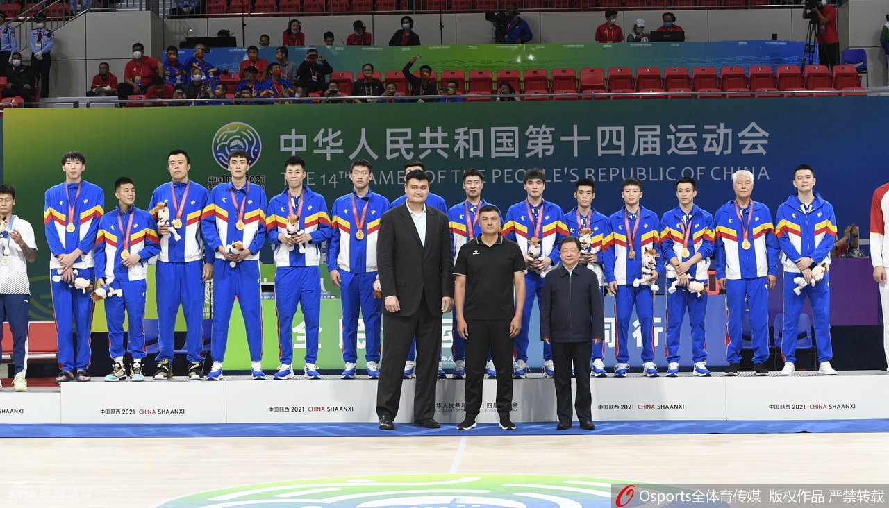 小将俞泽辰底角三分果断出手，球离手瞬间全场目光追随，这一球承载着辽宁队未来无限的希望