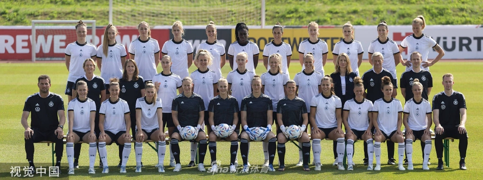 德国女足全队身着主场白色战袍，于阶梯上并肩而立，气势如虹，目光坚定地凝望前方，仿佛已准备好迎接欧洲杯的每一场挑战。