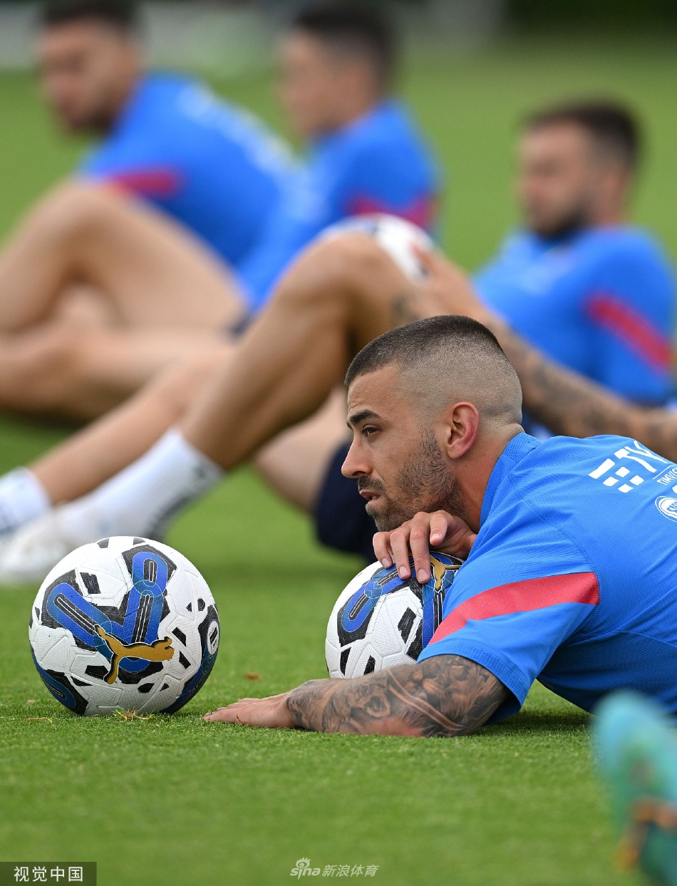 意大利门神多纳鲁马在训练间隙展露灿烂笑容，他轻松地将足球顶在指尖旋转，仿佛暂时卸下了守护球门的千钧重担，透出一份大男孩般的纯真与快乐。