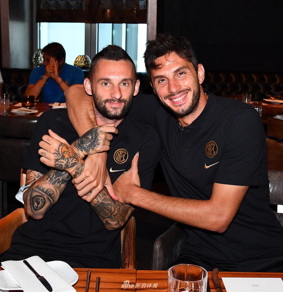 教练组与工作人员共同举杯，每个细节都彰显出国际米兰团队如家庭般的凝聚力