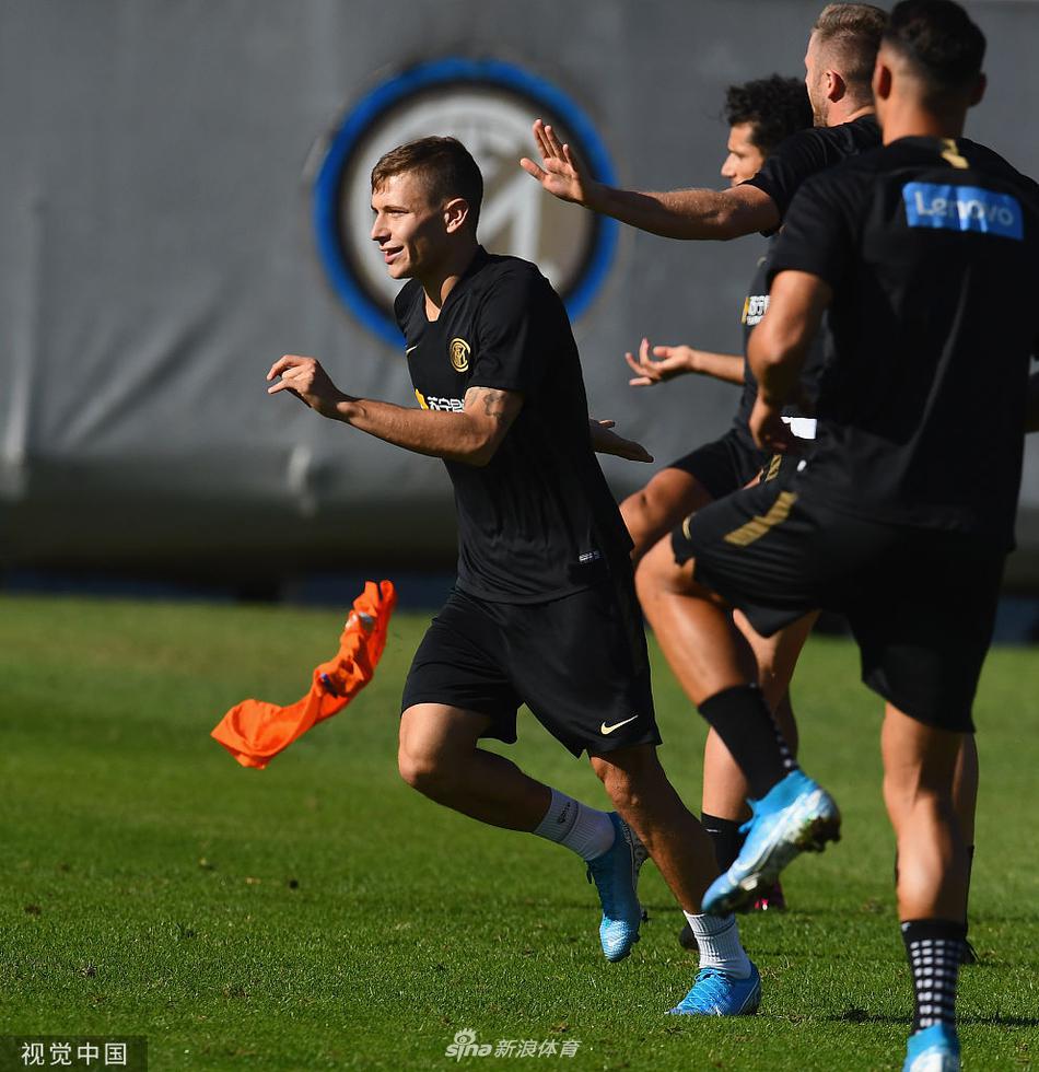 夕阳西下，阿皮亚诺训练基地的草坪在余晖中泛着金光，孔蒂独自站在场边沉思，他的背影映衬着远处正在拉伸放松的球员，一幅关于野心与传承的画卷徐徐展开