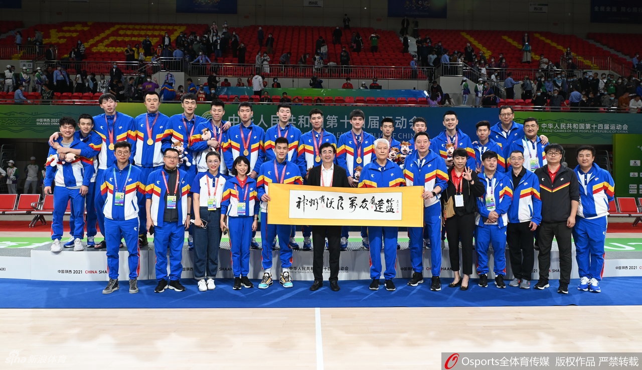 郭艾伦在广东队多人围堵下依然自信出手，篮球在空中划出优美弧线，眼神里满是杀手的冷酷与坚定