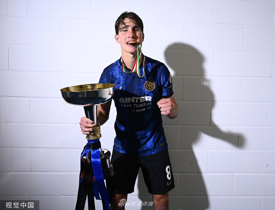 身穿蓝黑球衣的年轻球员们肩并肩跪在草坪上，围成一个紧密的圆圈，为这来之不易的胜利深情祈祷