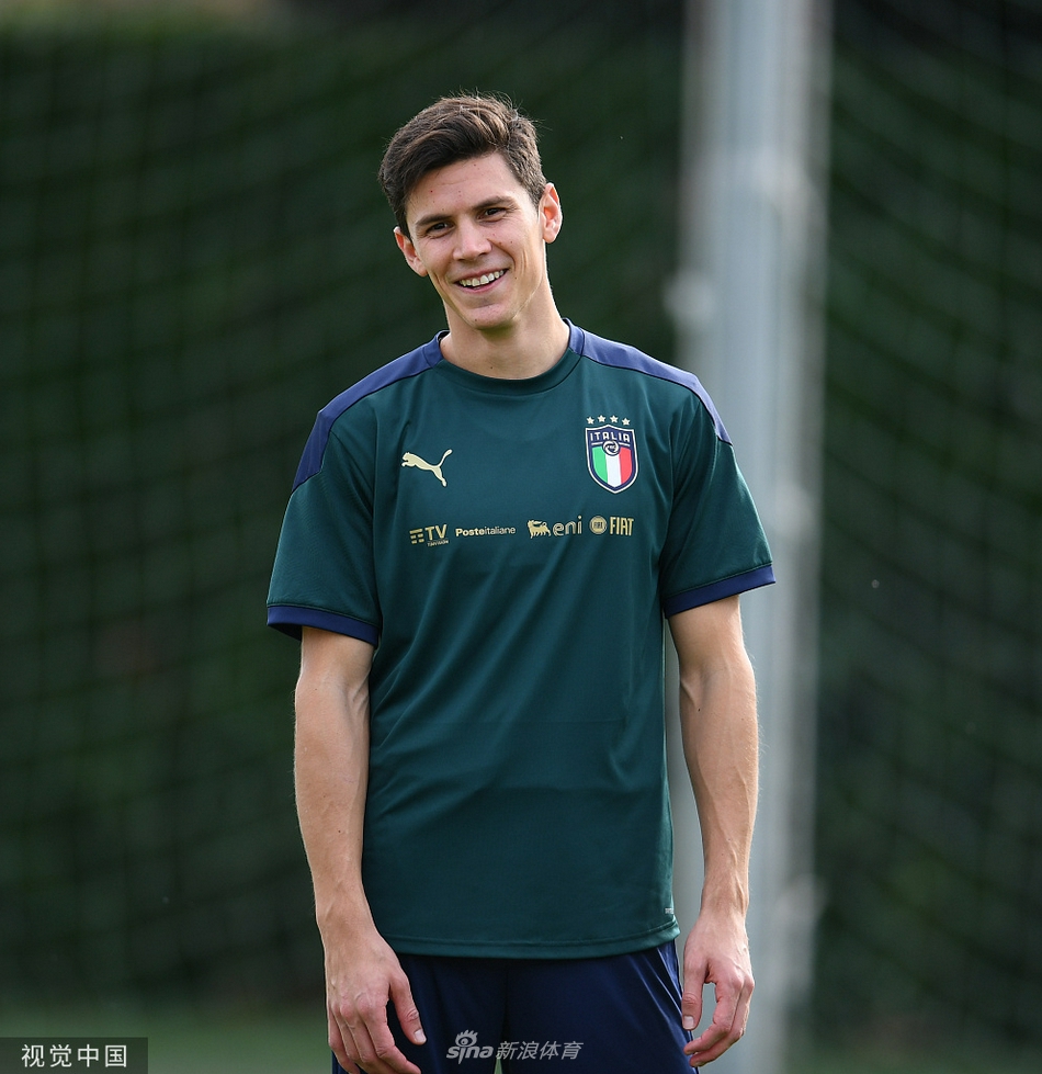 训练结束后的拉伸放松时刻，小基耶萨与队友有说有笑，虽然身体疲惫但精神状态极佳，他在队伍中的亲和力展露无遗，队友间的信任与友谊正是这支欧洲冠军的隐形财富。