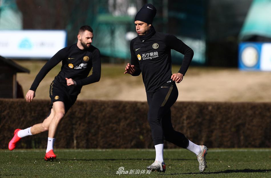 主教练孔蒂在场边神情专注地指挥训练，他的每一个手势都传递着不容置疑的战术指令，如同一位运筹帷幄的将军，即将指挥他的军队奔赴战场。