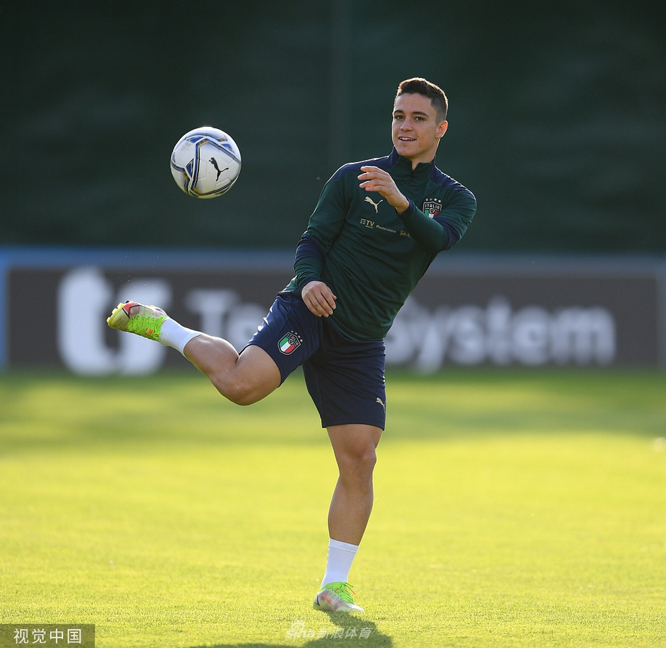 在与瑞士的关键战前，意大利教练组围在一起进行最后的战术推演，曼奇尼站在中间比划着手势，即便戴着他那顶引人注目的“小蓝帽”，也难掩其眼神中的严肃与专注，每一个细节的布置都关乎着比赛的成败。