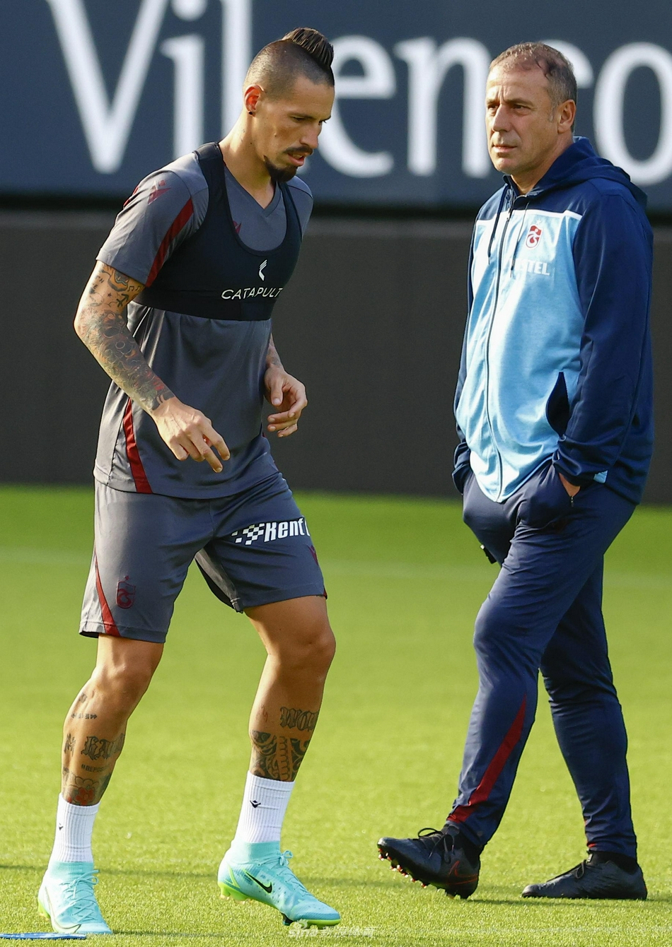 门将乌古尔坎·恰克尔在训练中飞身扑救，他的身影在夕阳下被拉长，这一刻他守护的不仅是球门，更是球队晋级欧洲赛场的最后希望。