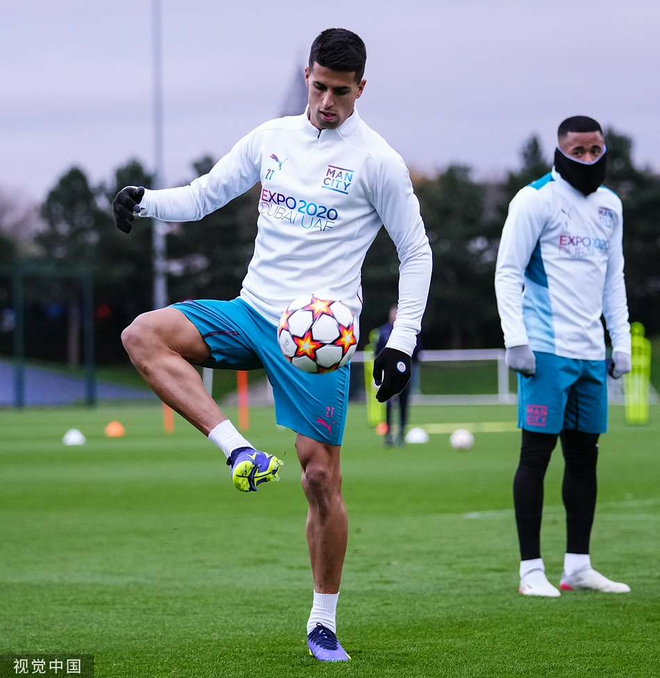 福登在训练中轻巧地卸下高空球，动作舒展而优雅，这位年轻的曼城青训才俊正承载着球队未来的无限希望。