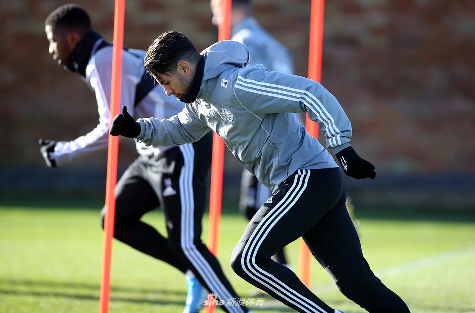 莱斯特城全队在训练场中央围成一个紧密的圆圈，进行最后的训话与动员，这一幕彰显了球队强大的凝聚力和对即将到来的硬仗的专注。