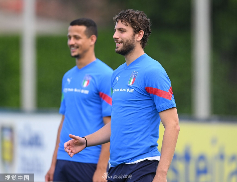 绿茵场上，球员们进行激烈的分组对抗训练，身影交错，足球在脚下飞快传递，瞬间点燃赛场激情。