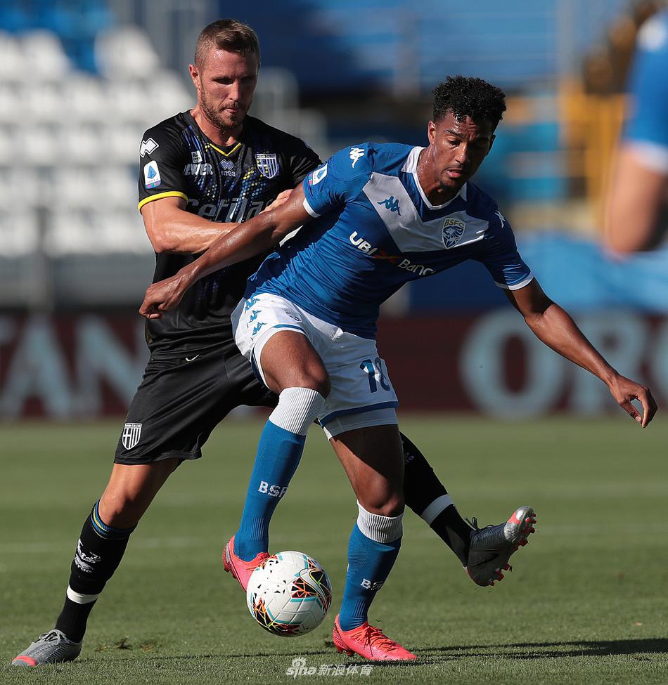 比赛结束后，布雷西亚球员弗洛里安神情落寞地坐在草地上，他的眼神空洞地望着前方，与身后庆祝胜利的帕尔马球员形成鲜明对比