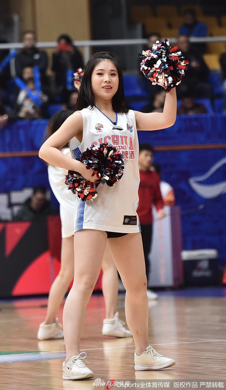 江苏肯帝亚的篮球宝贝们虽然客场作战，但她们依然全情投入，以充满力量感的舞姿和自信的表情，展现了江南女子的别样风采与职业素养。