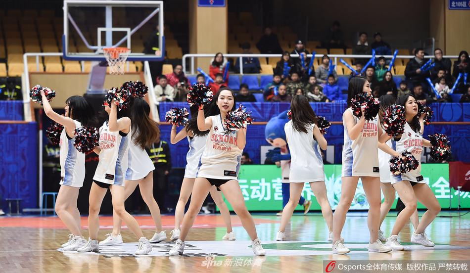 随着比赛节奏加快，篮球宝贝们的舞蹈也更加动感热烈，她们整齐划一的动作和充满活力的跳跃，与看台上挥舞的充气棒交相辉映，构成了一幅生动的赛场画面。