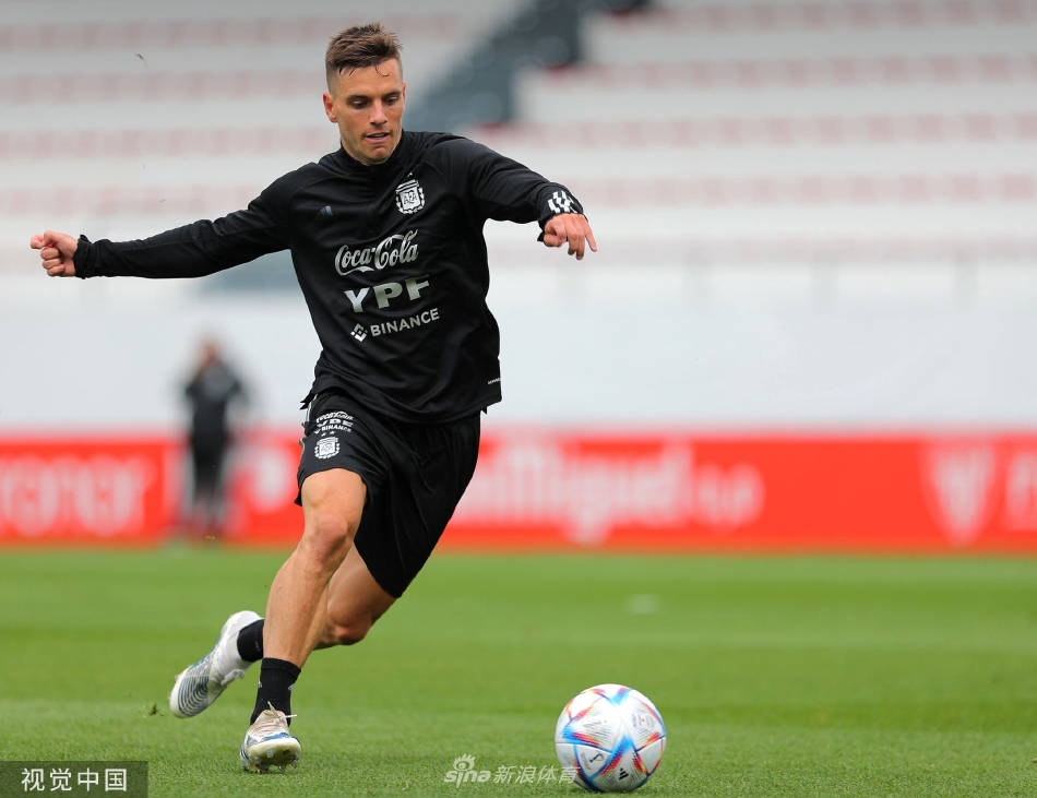 训练结束后，梅西作为队长组织全队晚餐，为德保罗庆祝生日，众人围聚一堂笑容灿烂。