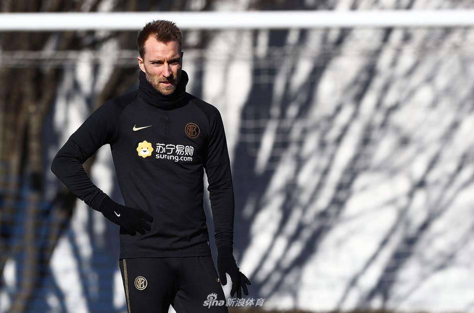 夕阳西下，训练场上的球员们正在进行最后的拉伸放松，身影被拉得很长，一天的辛勤付出都沉淀在坚毅的背影之中，只为周末那一刻的绽放。