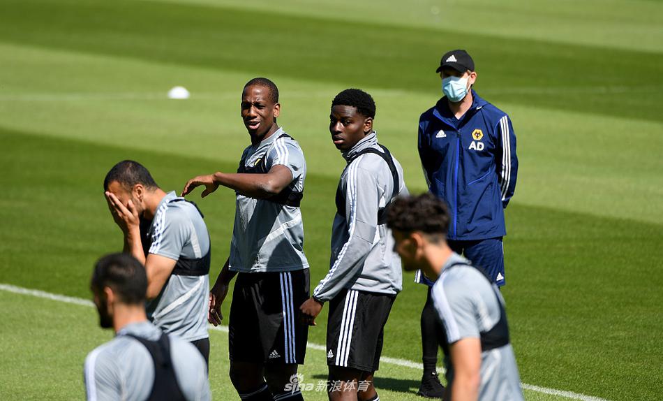 队长考迪振臂指挥着后防，他的声音在空旷的训练场上回荡，仿佛在提醒着每一位队友，无论有无观众，胜利的信念不可丢失。