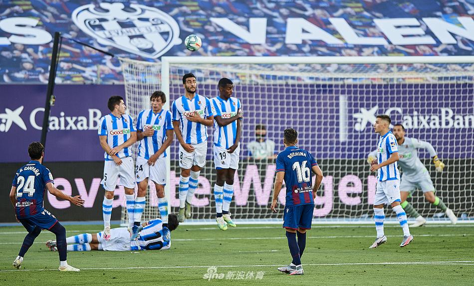 莱万特门将艾托·费尔南德斯在雨中将对方近在咫尺的射门稳稳扑住，他双眼紧盯着皮球的方向，全身肌肉绷紧，雨水和草屑在他身边飞溅，力保球门不失。