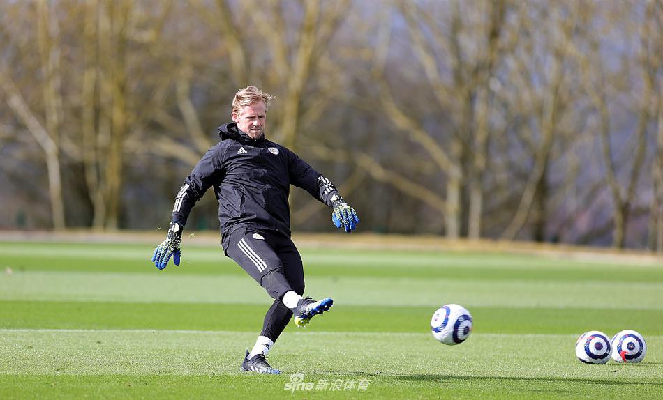 后防领袖埃文斯伤愈复出参加合练，他的经验和领导力对蓝军的后防线至关重要