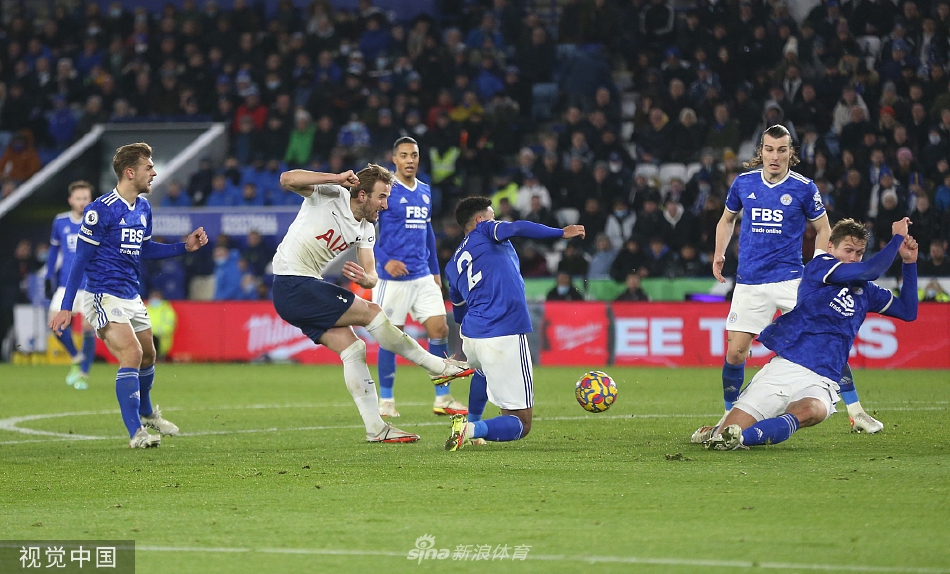 哈里·凯恩在比赛中突破莱斯特城防守球员，身姿矫健，展现出顶级射手的锋芒。