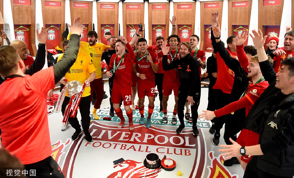 全队合影，奖杯在人群中央闪耀，每一张脸上都写满了骄傲与幸福