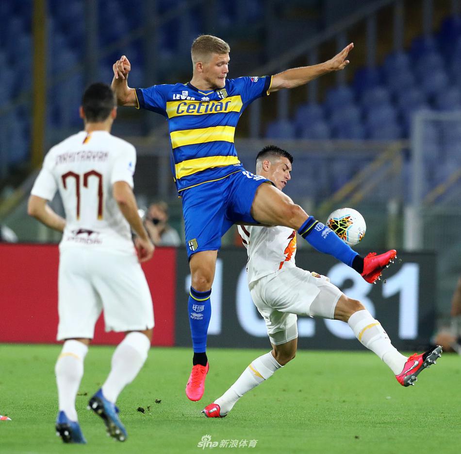 罗马中场克里斯坦特在防守中表情严峻，他的犯规送给了对手点球，但整场比赛他依然拼尽全力，这张照片记录下了他在压力之下专注比赛的神情。