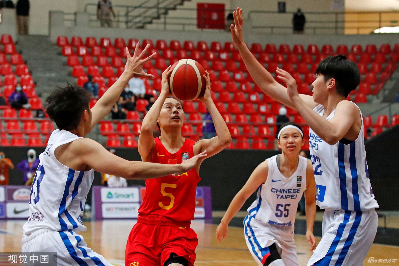 锋线尖刀李一凡在三分线外果断出手，篮球在空中划出一道彩虹般的弧线，精准地钻入网窝，点燃了替补席的激情。