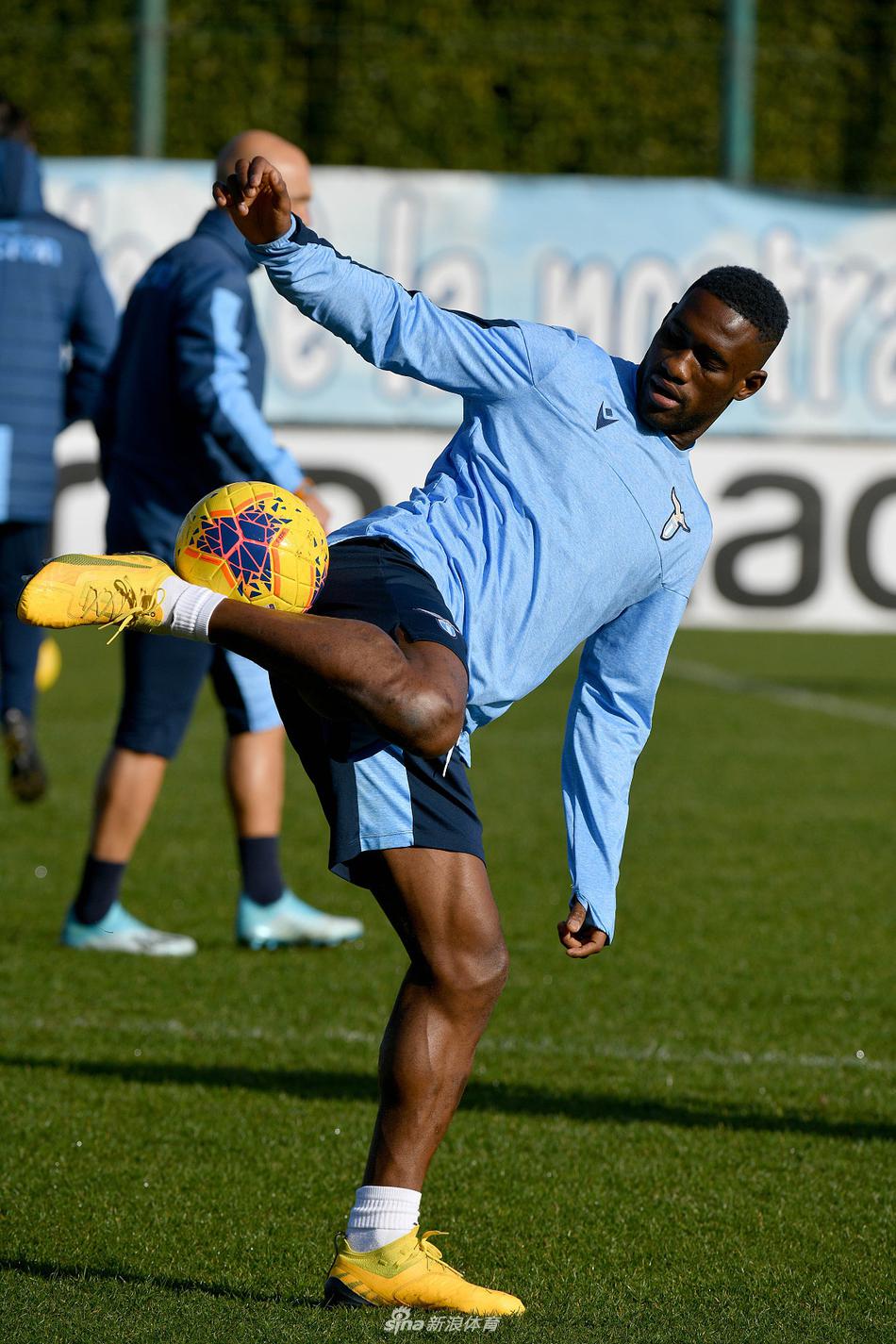 训练场上，华金·科雷亚如同一道灵动的闪电，他用细腻的脚法将球牢牢控制在脚下，身边的防守球员只能望球兴叹，这画面仿佛预示着他将在未来的比赛中用魔幻的舞步撕碎任何防线。