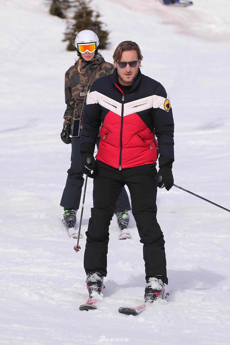 傍晚时分，托蒂一家带着滑雪装备，在夕阳余晖中走向山间小屋，背影被拉长，画面宁静而温馨，充满了家的感觉。