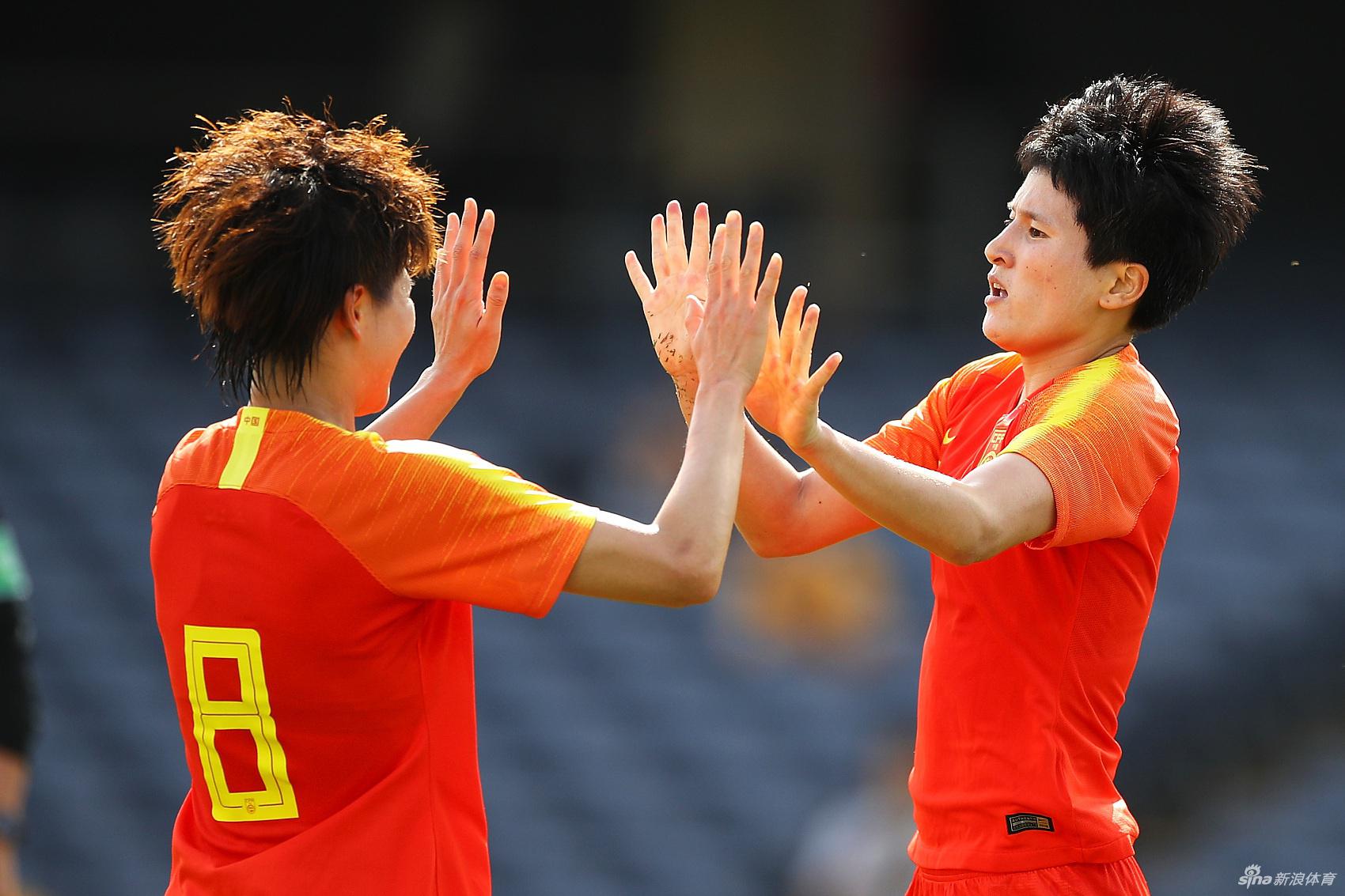 中国女足顶级球员年入百万：薪资世界第一，仍不及男足的五分之一_新浪财经_新浪网