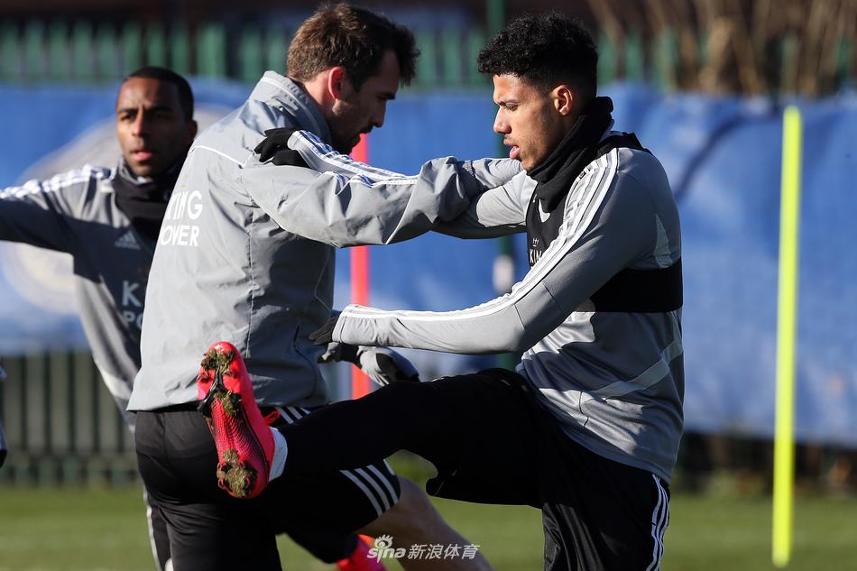 土耳其铁卫瑟云聚在对抗训练中神情严肃，他强壮的身体和精准的卡位是莱斯特城本赛季防守稳固的关键因素，他正在成长为世界级中卫。