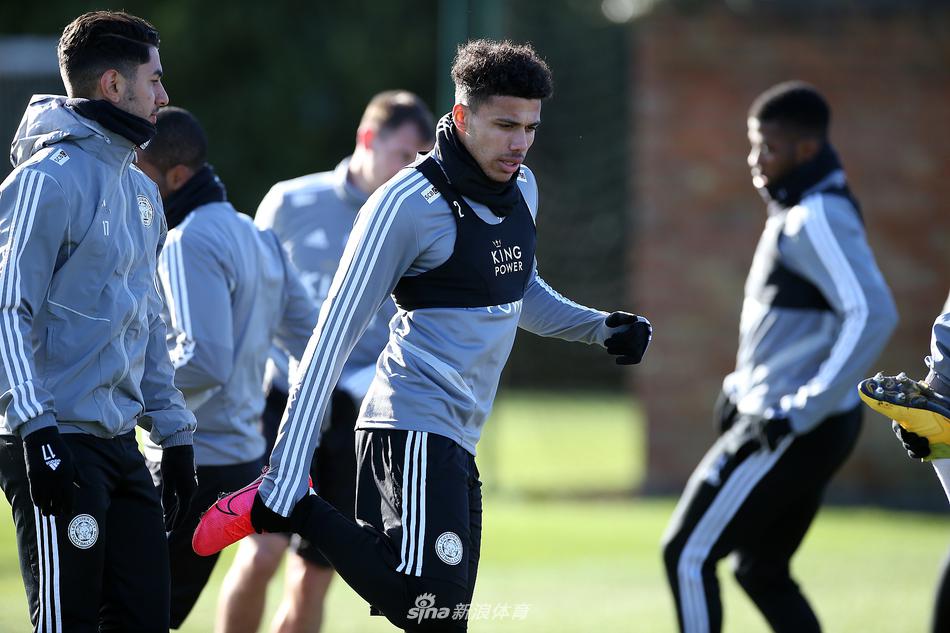 瓦尔迪在训练中露出标志性的微笑，与队友轻松交谈，这位草根射手本赛季状态火热，是蓝狐进攻端最致命的武器，冬歇期后他将冲击更多进球。