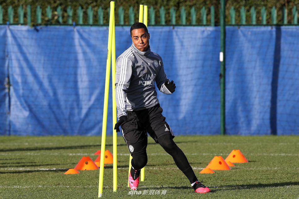 莱斯特城球员们在寒风中认真进行拉伸训练，瓦尔迪在前方带头示范，身后的队友们动作整齐划一，展现了球队良好的身体状态和团队氛围。