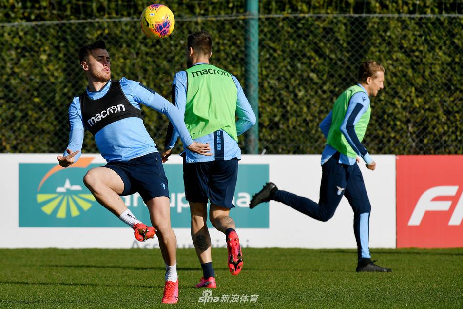 路易斯·阿尔贝托在训练中轻巧地卸下高空球，这位西班牙中场大师的脚底仿佛有着魔力，他是蓝鹰进攻的源泉，每一次触球都预示着一次精妙进攻的开始。