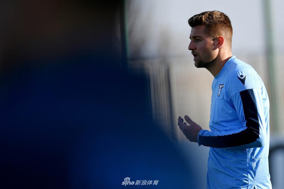 塞尔维亚重炮手米林科维奇-萨维奇在训练中闲庭信步，他宽阔的背影仿佛一面墙，任何试图从他这里突破的对手都会感受到巨大的压力，他的存在就是拉齐奥中场的绝对统治力。