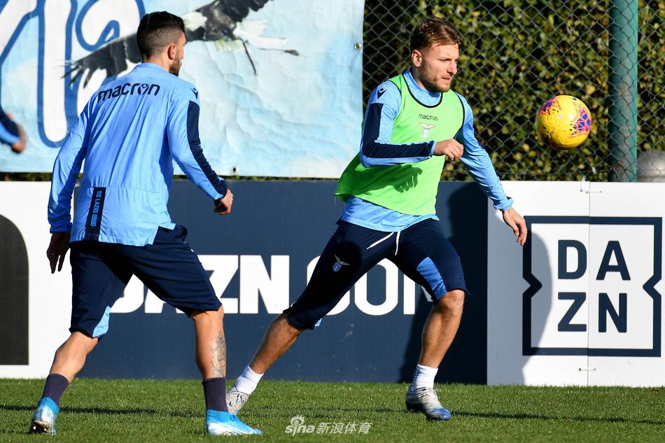 主帅西蒙尼·因扎吉在场边密切关注着训练的一举一动，他双手叉腰，神情专注而自信，正是这位少帅的运筹帷幄，才让那支平民蓝鹰迸发出了挑战意甲王权的惊人能量。