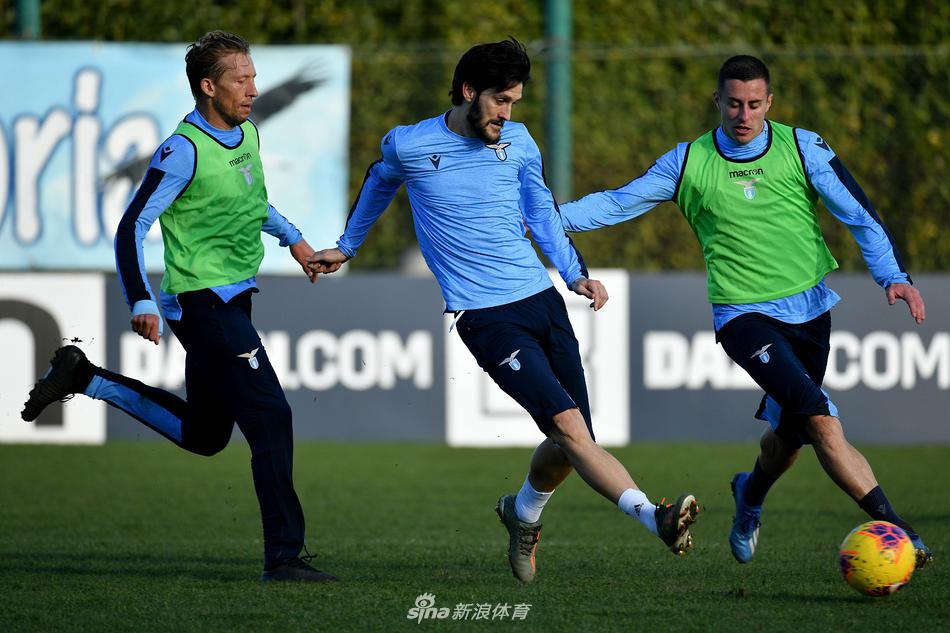 蓝鹰众将围成一个紧密的圆圈，这是团队凝聚力最生动的写照，他们肩并着肩，为了共同的目标——在那个神奇的19/20赛季，将拉齐奥的名字刻在意大利足球的荣誉簿上。