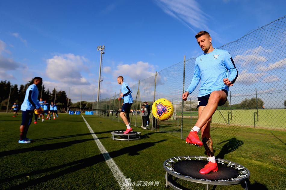 米林科维奇在力量房中青筋暴起进行杠铃推举，汗水浸透的背影像极了塞尔维亚重炮在球场上无可撼动的统治力。