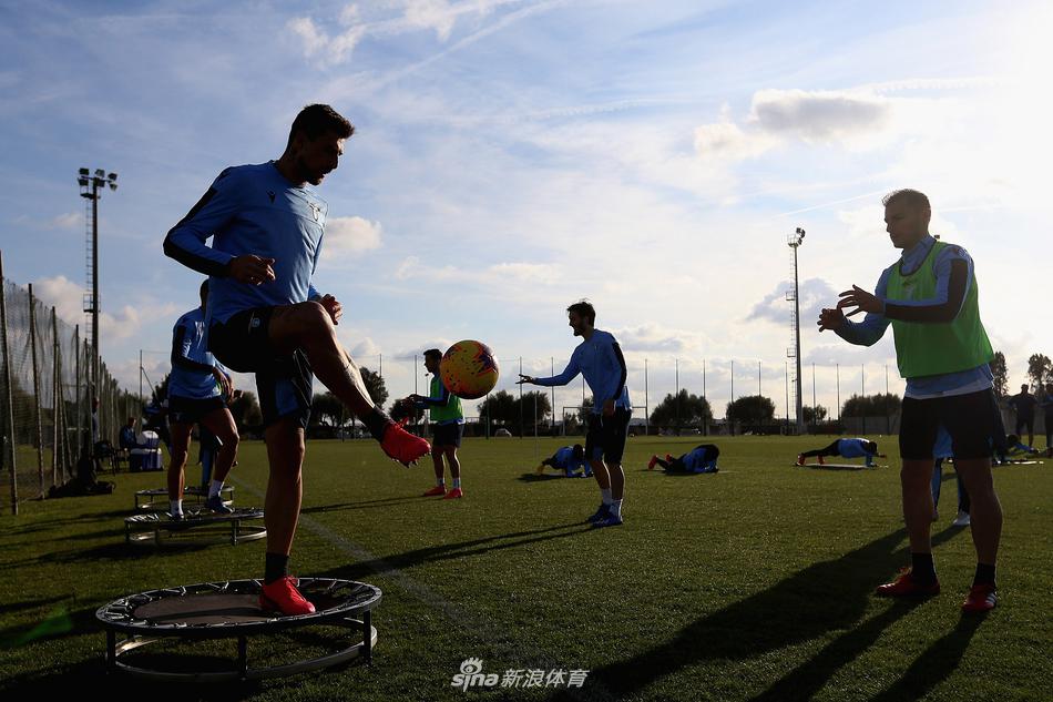凯塞多在狭小范围内连续变向过掉两名防守球员，冬窗险些加盟切尔西的他用即兴表演证明自己‘超级替补’的价值。