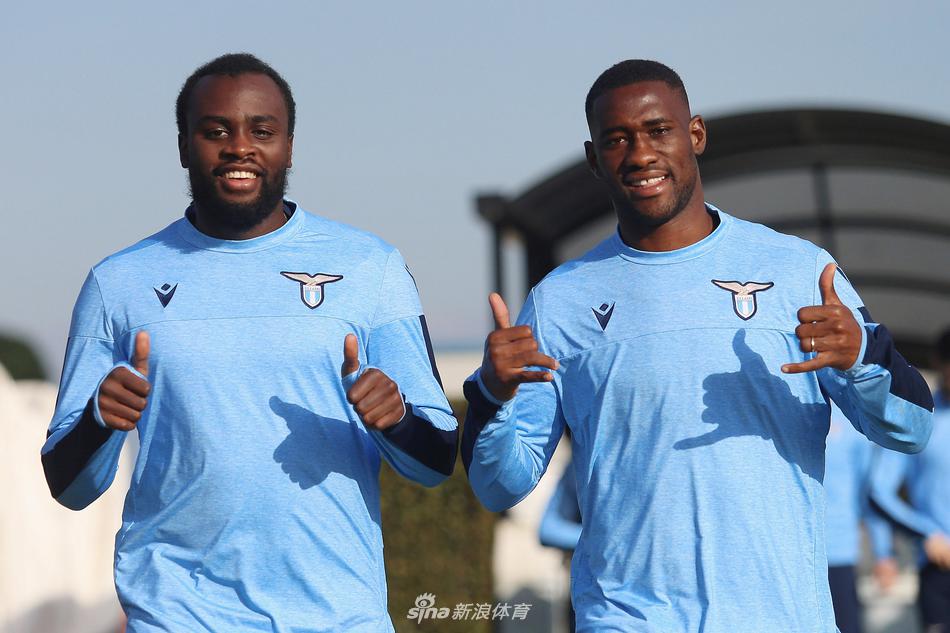 因莫比莱在抢圈游戏中以一记技惊四座的凌空垫射点燃全场，队友们纷纷鼓掌，这位意甲金靴眼中燃烧着对胜利的熊熊火焰。