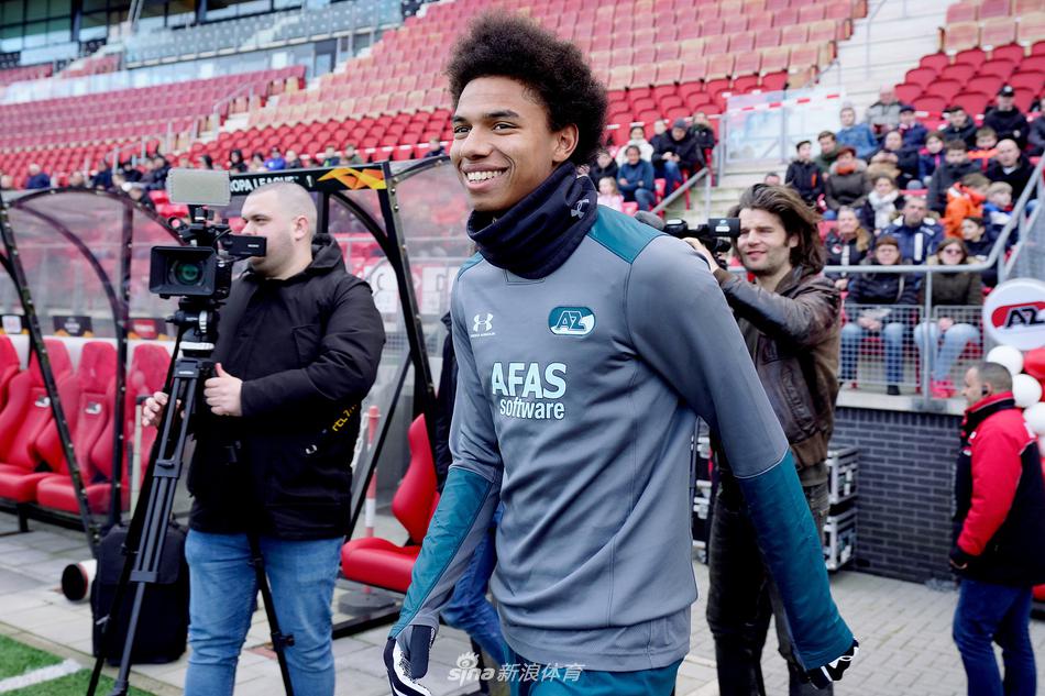 面对镜头，球员的汗珠在闪光灯下晶莹剔透，坚毅的眼神穿透镜头。身后的队友正进行着最后的拉伸，这一刻的专注与信念，将被定格为大战前夜最动人的瞬间。