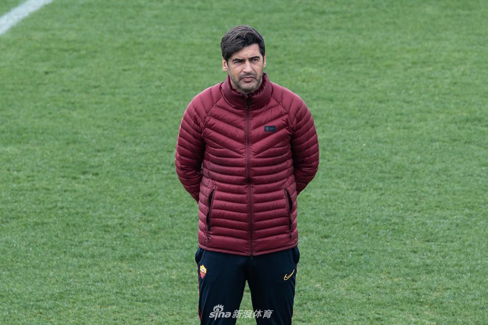 发布会上的闪光灯如繁星闪烁，丰塞卡的目光坚定，仿佛已为这场欧战对决绘制好蓝图