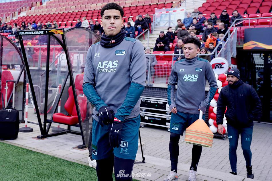 队长博阿杜在网窝前迎接挑战，他高高跃起试图完成一次技惊四座的倒勾射门。背景中模糊的看台和铁丝网，仿佛诉说着这里即将从平静的训练场变身为硝烟弥漫的欧战战场。