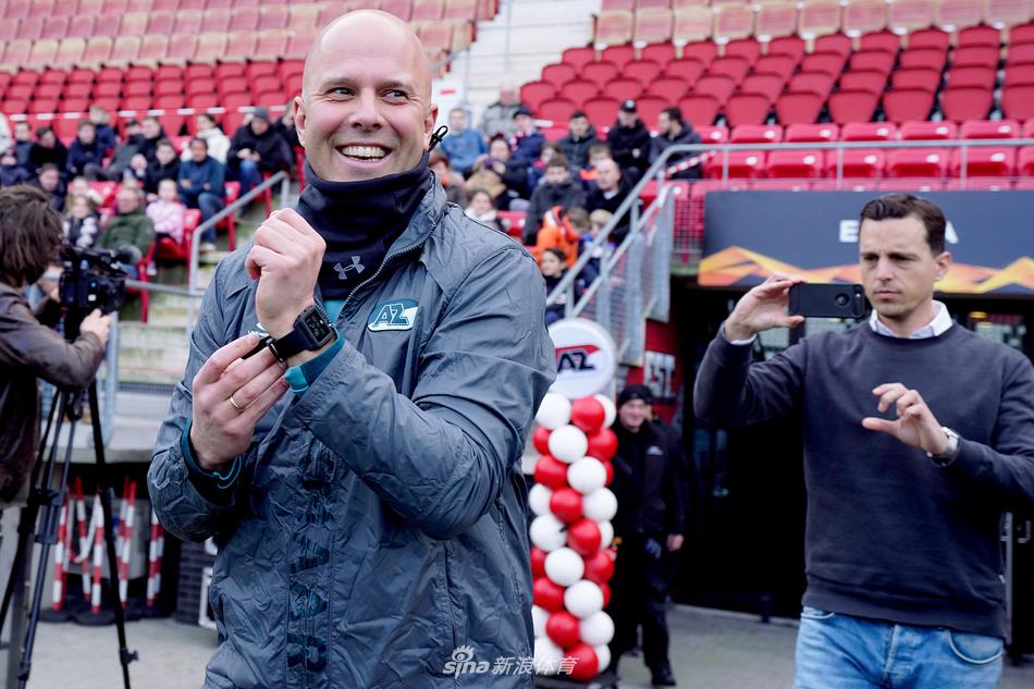 教练席前的技术分析板密密麻麻地贴满了对手的战术图，教练组成员正聚精会神地研究着电子屏幕上的数据。手中的激光笔仿佛一把利剑，直指对手防线的命门。