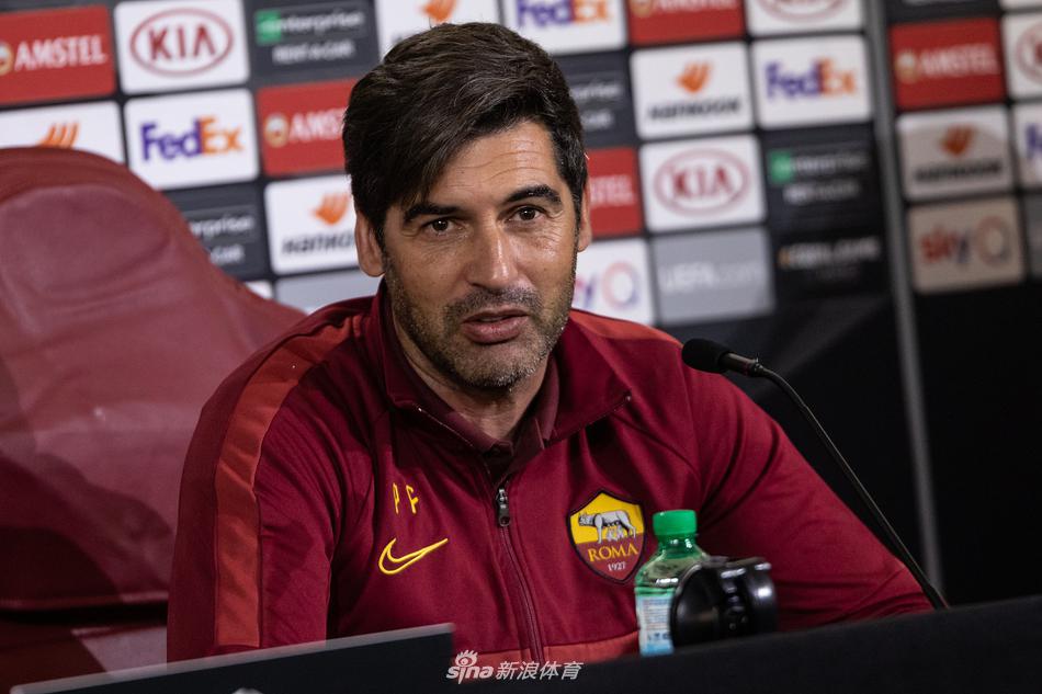 夕阳西下，训练结束后的罗马球员向看台寥寥无几却忠实的球迷鼓掌致意，温情满满