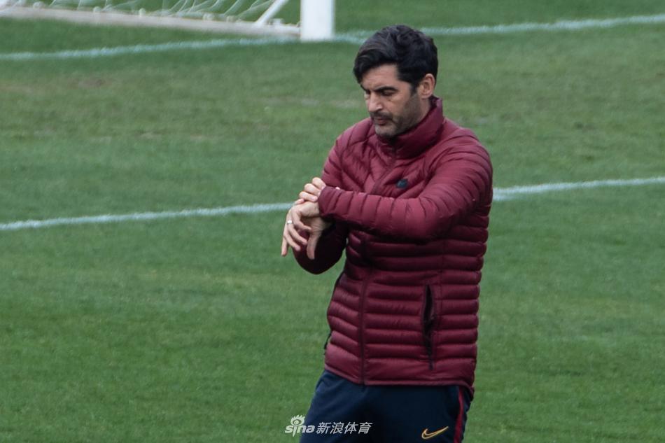 训练场上一个专注的特写，球员额头上的汗珠折射出罗马冬日下午的阳光，晶莹剔透